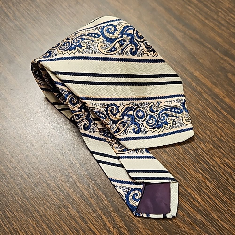 Lilly Dachè paisley tie